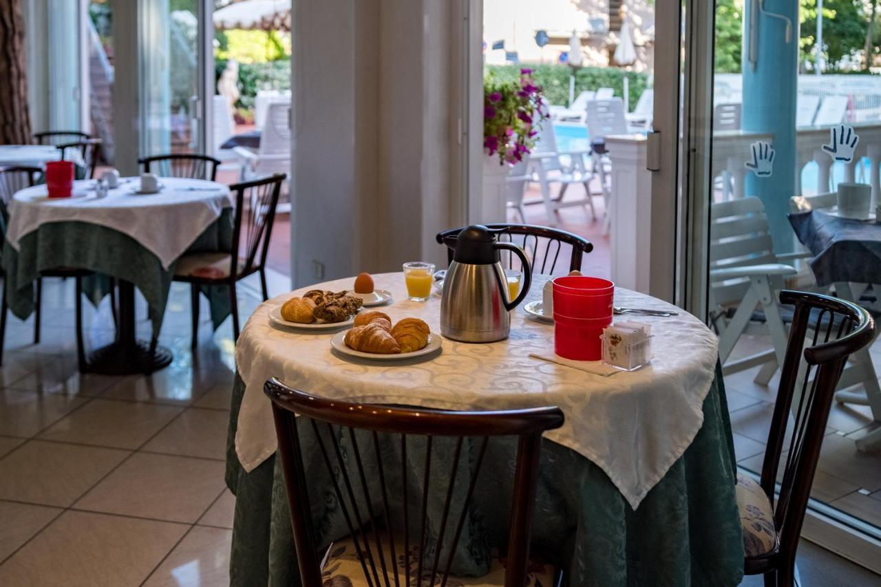 Hotel Villa Dei Fiori - Sul Mare Con Piscina Viserbella di Rimini Dış mekan fotoğraf
