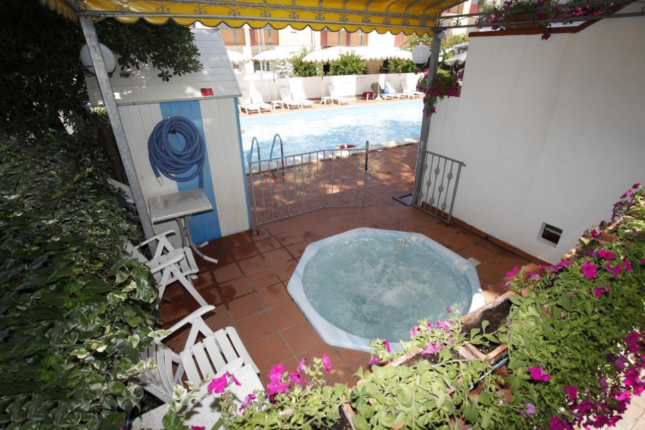 Hotel Villa Dei Fiori - Sul Mare Con Piscina Viserbella di Rimini Dış mekan fotoğraf
