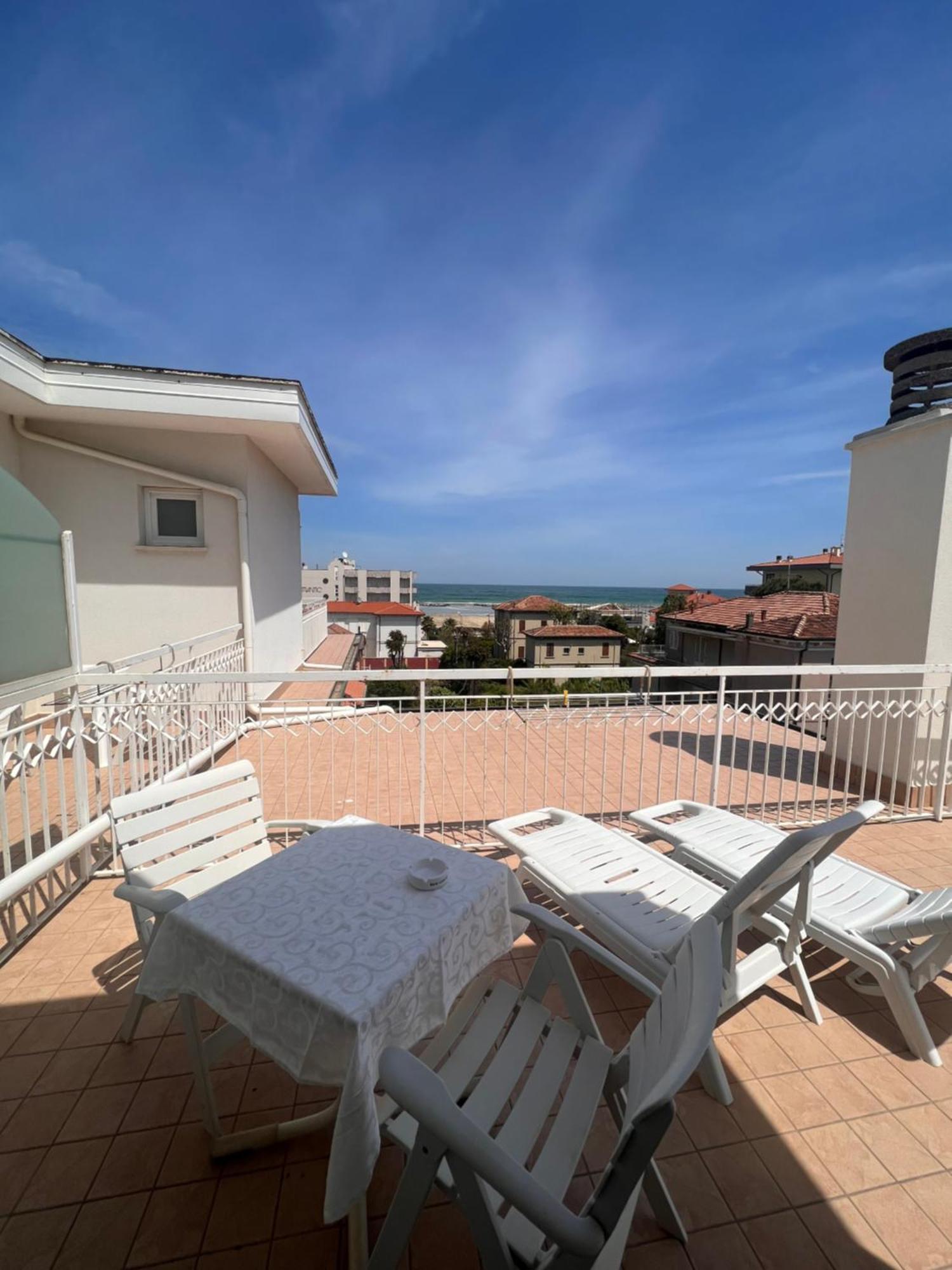 Hotel Villa Dei Fiori - Sul Mare Con Piscina Viserbella di Rimini Dış mekan fotoğraf