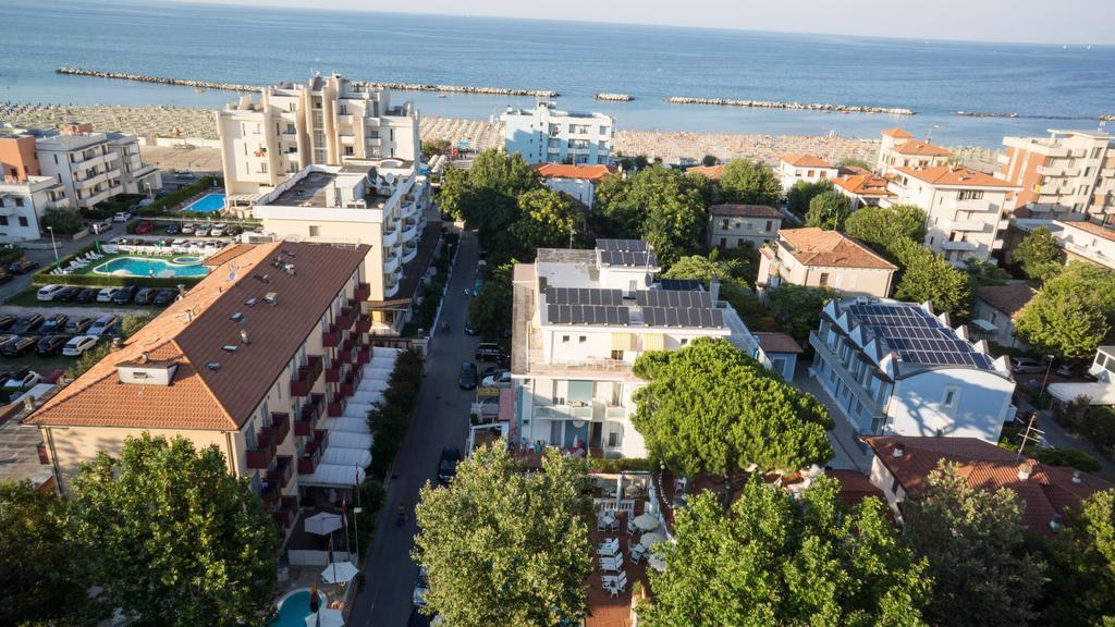 Hotel Villa Dei Fiori - Sul Mare Con Piscina Viserbella di Rimini Dış mekan fotoğraf